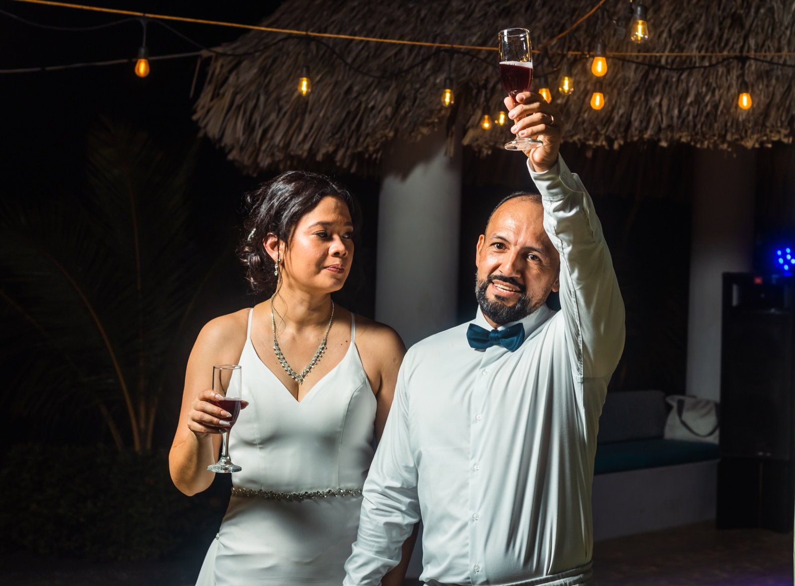 Recién casados brindando