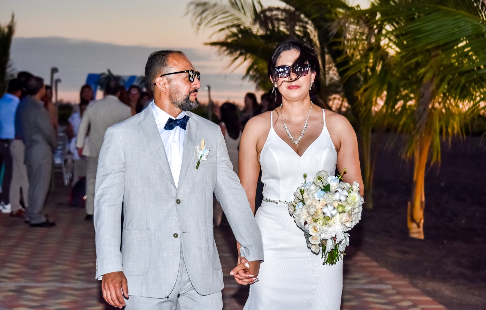 Pareja recién casada durante una celebración