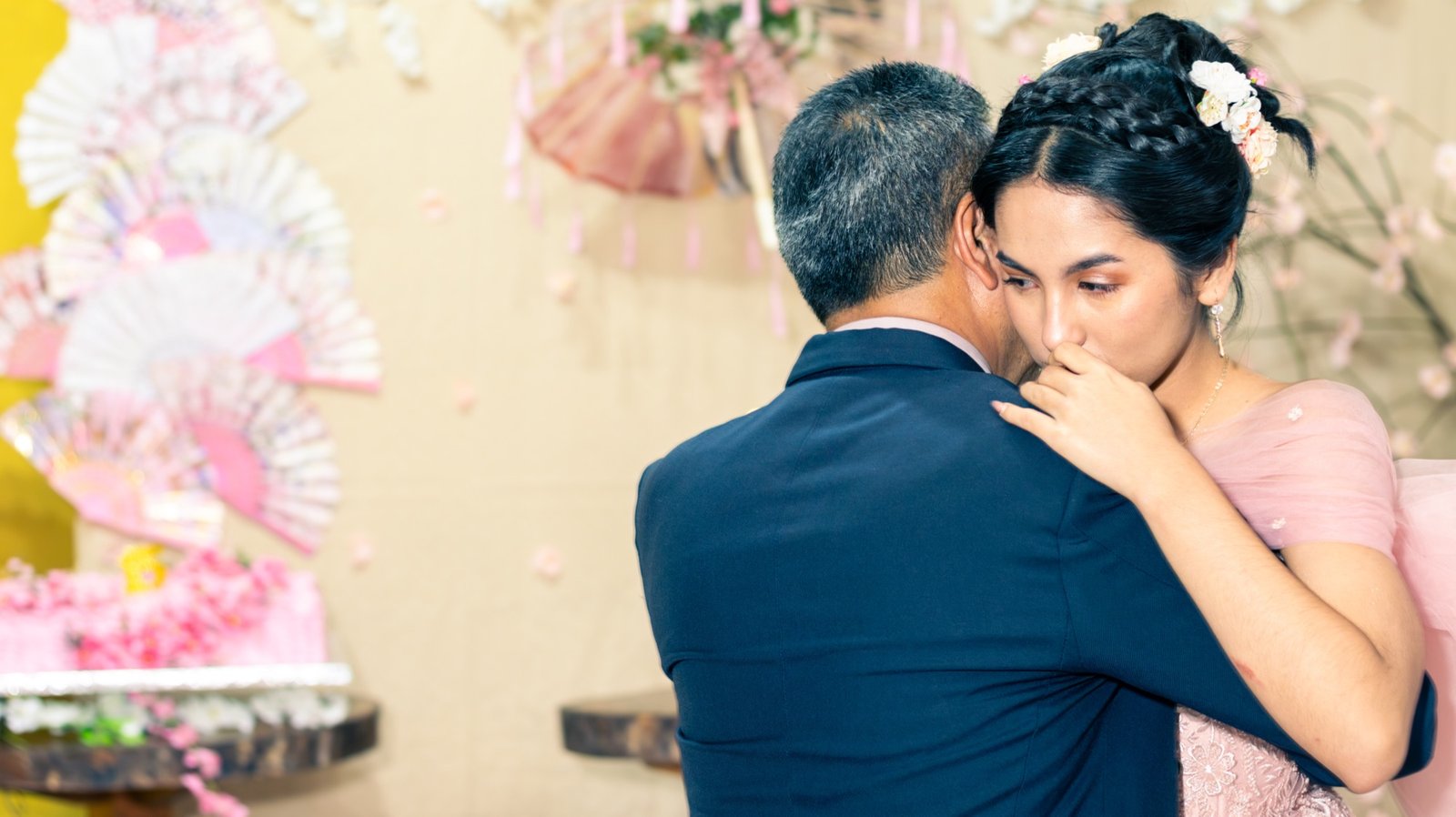 Pareja abrazándose durante una celebración